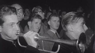 Teilweise trug man im Publikum Krawatte oder machte Musik: Aufnahmen von einem Eishockeyspiel des MERC im Eisstadion des Mannheimer Friedrichsparks 1957.