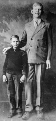 Robert Wadlow im Alter von etwa zehn Jahren neben einem Jungen im gleichen Alter.