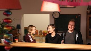 Essen und Quatschen in der „Kneipe“ (v.l.): Alina, ihre Mutter Nicole sowie Matthias Schulz.