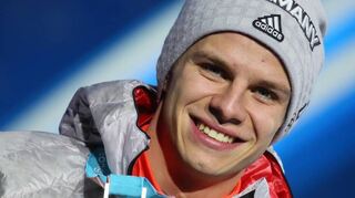 Nach Gold von der Normalschanze holt sich Andreas Wellinger jetzt die Silbermedaille von der Großschanze.