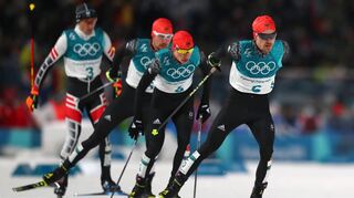 Fahrt ins große Glück (v.r.): Fabian Rießle, Eric Frenzel und Johannes Rydzek. Dahinter der Österreicher Wilhelm Denifl.