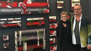 Mannheim setzt sich gut in Szene: Kunsthallendirektorin Ulrike Lorenz besucht die Einzelausstellung von Dietmar Brixy auf der Art Karlsruhe.