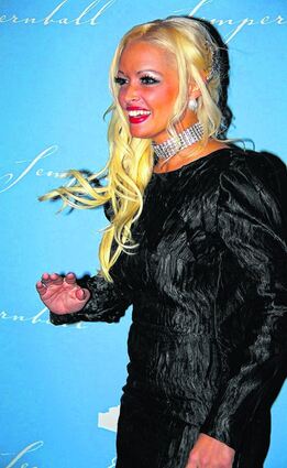 <p>Im Outfit von Kathleen Bürckholdt: Daniela Katzenberger beim Semperopernball in Dresden. Anprobe war zuvor im Wormser Atelier.</p>