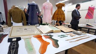 21.02.2018, Bayern, Augsburg: Damen-Seidenstrümpfe aus dem Jahr 1937 und historische Strumpfbänder liegen im Staatlichen Textil- und Industriemuseum. Die Stücke sind Teil einer Sammlung von mehr als 25 000 Objekten die das Museum aus einem Nachlass erhalten hat. Darunter befinden sich nach Angaben des Museums einzigartige Exponate zu europäischen Strumpfgeschichte des 19. und 20. Jahrhunderts. Foto: Karl-Josef Hildenbrand/dpa +++ dpa-Bildfunk +++