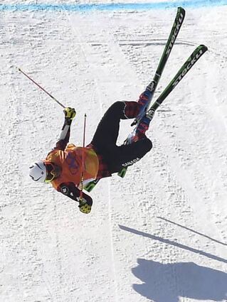 Christopher Delbosco aus Kanada stürzt und erleidet einen Beckenbruch.