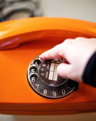 ARCHIV - Eine Frau wählt am 13.01.2014 in Essen (Nordrhein-Westfalen) auf einem alten Telefon mit Wählscheibe. (ZU dpa "«Relikt Sparvorwahl: Call-by-Call auf dem Rückzug" vom 03.02.2017) Foto: Jan-Philipp Strobel/dpa +++(c) dpa - Bildfunk+++ | Verwendung weltweit