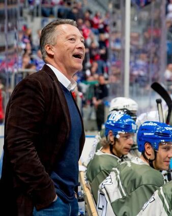 Ein letztes Mal ging es gestern Abend für die beiden Adler-Legenden Jochen Hecht und Ronny Arendt aufs Eis (großes Bild, links Hecht). Jede Menge Spaß beim Abschiedsspiel des Duos hatten auch Harold Kreis als Coach des Teams Arendt (unten links), Christoph Ullmann und Youri Ziffzer (Mitte, von links) sowie Alexander Serikow (Bild rechts).