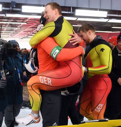 Bobpilot Francesco Friedrich jubelt – die Goldmedaille im Vierer ist perfekt.