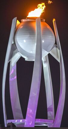 Das Olympische Feuer brennt während der Schlussfeier über dem Olympiastadion. Jetzt ist es erloschen.