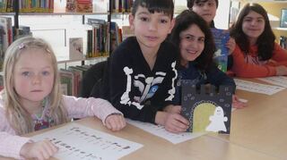 Waren mit Feuereifer bei der Sache (v.l.): Annemarie, Giacomo, Eliv, Ali und Zehra bei der deutsch-englischen Bastelstunde in der Neckarauer Bücherei.