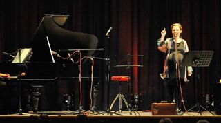 Liederlich² mit Reinhard Meyer-Loewen am Klavier und Sängerin Miriam Herre gaben ein Gastspiel in der Reihe „Kultur im Park“ im Kulturhaus Käfertal.