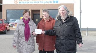 Annelore Rhein und Ingrid van Beek übergeben der Tafelkoordinatorin Gabriele Lübbe die Spende über 500 Euro.