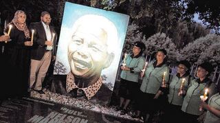 Menschen gedenken Nelson Mandela in Johannesburg. 100 Jahre wäre er dieses Jahr geworden. Noch immer steht sein Name für Freiheit und Gerechtigkeit – weit über Südafrika hinaus.