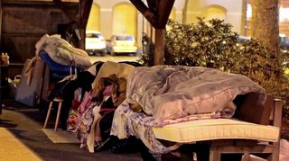 Das Obdachlosenlager am Hans-Böckler-Platz scheint unbewohnt. Ob unter den vielen Decken jemand schläft, ist nicht zu erkennen.