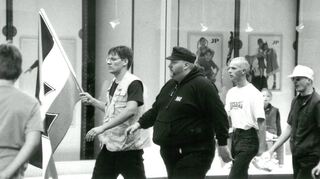 Christian Hehl (Mitte) lief im August 1996 beim nicht genehmigten Rudolf-Heß-Gedenkmarsch in Worms mit.