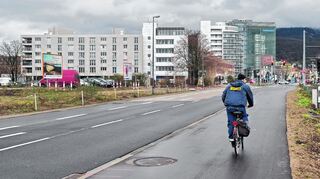 <p>Zweiradfahrer sind in der Gneisenaustraße seit der Fertigstellung des neuen Geh- und Radwegs sicherer unterwegs.</p>