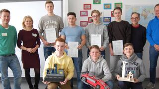Die Schüler der Jahrgangsstufe 10 hatten Grund zur Freude und erhielten Auszeichnungen (knieend von links): Erik Heintz, Lukas Geiger und Dorian Pazdzior sowie in der hinteren Reihe (v. l.) Fachlehrer Daniel Wehner, Schulleiterin Jutta Petri, Pascal Sacha, Strahil Dimitrov, Kevin Kaufman, Adrian Schultzek, Thomas Klepacz und Joachim Mainka.