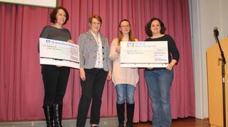 Spendenübergabe durch die Landfrauen (v.l.): Anke Sobotta, Sonja Leyghdt (Landfrauen), Diana Nikolaus und Sabine Sütterlin.