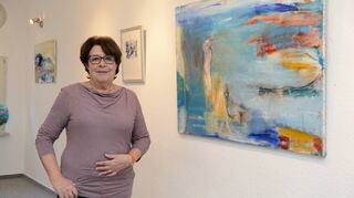 Die Malerin Gitta Kohls stellt noch bis zum 25. März im „Alten Rathaus“ Acrylbilder und Grafiken zum Thema „Wasserwelten“ aus.