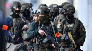 Schwer bewaffnete Spezialeinheiten durchsuchen das Schulzentrum nach einem Verdächtigen.