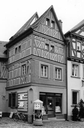 Von 1993 bis Ende 2008 hat das Kundenforum seinen Sitz im Haus Hauptstraße 23, dessen Kern aus einem 800 Jahre alten Wohnturm besteht.
