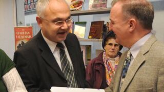13. Dezember 2008: Bürgermeister Rainer Ziegler (rechts) gratuliert Ressortleiter Martin Schulte zur Eröffnung im Haus Hauptstraße 20.