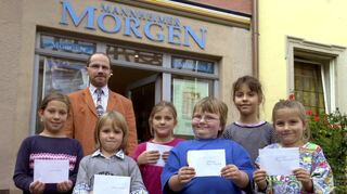 „MM“-Redakteur Hans-Jürgen Emmerich übergibt im Oktober 2005 den Gewinnern des Malwettbewerbs ihre Preise.