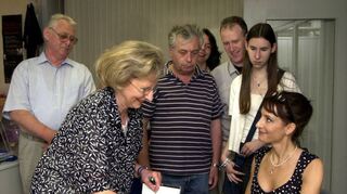 Die bekannte Sopranistin Anna Maria Kaufmann erfüllt im Mai 2001 im Kundenforum Autogrammwünsche.