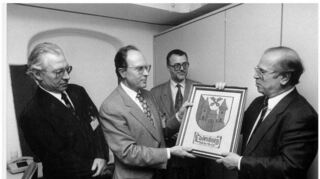 18. März 1993: Bürgermeister Reinhold Schulz (r.) überreicht ein Wappenbild an „MM“-Chefredakteur Horst-Dieter Schiele.