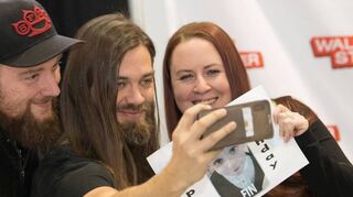 Einmal mit einem „Walking Dead“-Star wie Tom Payne (Mitte) in die Kamera lächeln – bei „Walker Stalker“ in der Maimarkthalle ging dieser bis zu 105 Euro teure Traum nicht nur für diese beiden Fans in Erfüllung.