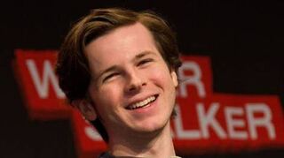 Neben Stars wie Carl-Darsteller Chandler Riggs (Bild links) standen kostümierte Fans (Mitte) aber auch Familien wie Nina und Tarik Benz mit ihrem Sohn Robin in Negan-Kostümierung im Mittelpunkt des Fantreffens in Mannheim.