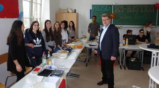 Gereon Becht (r.) zeigte sich zufrieden mit dem Engagement der Schüler – wie hier die K 1, die am Tag der offenen Tür im Karl-Friedrich-Gymnasium ein Bistro betrieb.