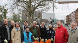 Mitglieder des Bürger- und Gewerbevereins östliche Innenstadt hatten zur städtischen Putzaktion rund um den Hans-Böckler-Platz eingeladen – gut zehn Personen nahmen teil.