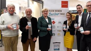 Vorstellung der Mehrwegbecherkampagne (v.l.): Wolfgang Ockert, Lutz Pauels, Felicitas Kuballa, Caroline Golly, Achim Ihrig und OB Peter Kurz.