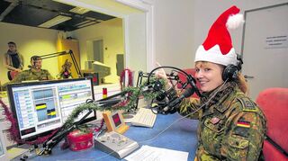 <p>Oberfeldwebel Christin Rudolf während der Moderation der Grußsendung "Meet&Greet" des Bundeswehr-Betreuungsradios.</p>