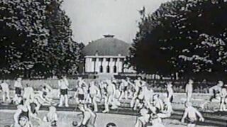 Unscharf, aber eine besondere Aufnahme: spielende Kinder 1938 vor dem alten Mannheimer Planetarium.