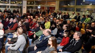 Generationsübergreifende Tierliebe: Unter den Gästen in der voll besetzten „MM“-Kantine sind auch Familien mit ihren Kindern.