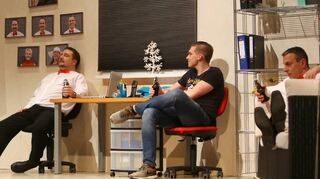 Beim Theaterabend der Löwenjäger im Kulturhaus sorgten die IIwwerzwerche mit dem Lustspiel „Die Nacht der Nächte oder leih`Dir einen Mann“ für Gelächter.