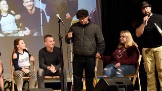 Die Kinder und Jugendlichen zeigten beim real urban music theatre „Life Lines“ im Kulturhaus Käfertal eine beeindruckende Vorführung, Tobias Schirneck (unteres Bild rechts) stellte die Darsteller einzeln vor.