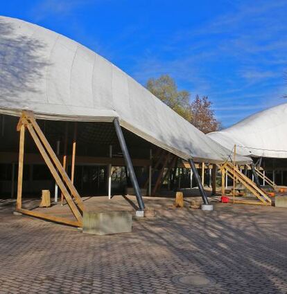 Seit Jahren abgestützt, aber nutzbar: die Multihalle im Herzogenriedpark.