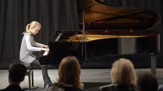 Klavier-Salon der Lampertheimer Musikschule im Römersaal: Henrike Stöckinger am Flügel.