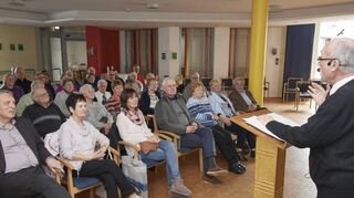 Heimatforscher Theo Held (rechts) erzählt im Altenheim die spannende Geschichte des Bürstädter Priesters Wilhelm Jakob.