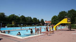 Wegen akutem Wasserverlust schließt das alte Ilvesheimer Freibad eine Saison früher als geplant. Freuen können sich Badegäste auf das neue Kombibad, das hier entstehen soll.