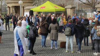 Rund 130 Menschen haben an dem Warnstreik im Klinikum teilgenommen. Sebastian Höhn (rechts, am Mikro) erläutert die Forderungen der Gewerkschaft.
