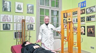 <p>Professor Felix Herth zeigt, mit welchen Behandlungsmethoden früher der Tuberkulose zu Leibe gerückt wurde.</p>