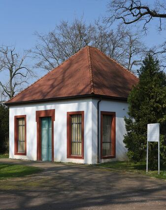 . . . vor der Orangerie im Schlosspark Neckarhausen.