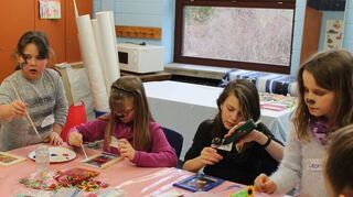Beim Mädchentag im Jugendhaus Waldpforte verzierten die jungen Bastlerinnen unter anderem bemalte Bilderrahmen mit Glitzersteinchen.