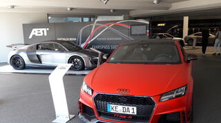 mid Kempten - Willkommen in den heiligen Hallen. Daniel Abt´s TT RS-R übernimmt die freundliche Begrüßung.