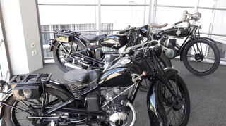 mid Kempten - Historische Motorräder sind im Hause Abt friedlich vereint.