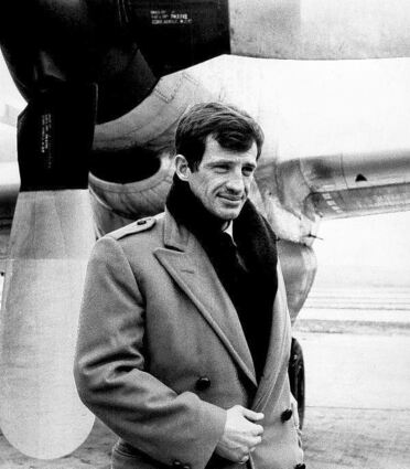 1964: Jean-Paul Belmondo trifft auf dem Flughafen von Madrid ein, um an den Dreharbeiten des Films „Der Boss hat sich was ausgedacht“ (Originaltitel: Échappement libre, Regie: Jean Becker) teilzunehmen.
